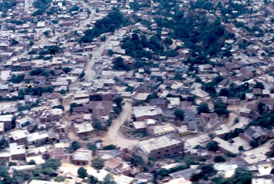 Vista aerea de asentamientos Comuna Nororiental de Medellin en 1988
PEVAL 1988
Palabras clave: COMUNA NORORIENTAL