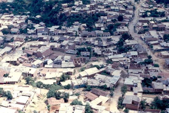 Vista aerea de asentamientos Comuna Nororiental de Medellin en 1988
PEVAL 1988
Palabras clave: COMUNA NORORIENTAL