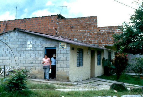 Fachada de vivenda en ladrillo, barrio Doce de Octubre-Medellín
Tomas Nieto 1982
Palabras clave: DOCE DE OCTUBRE
