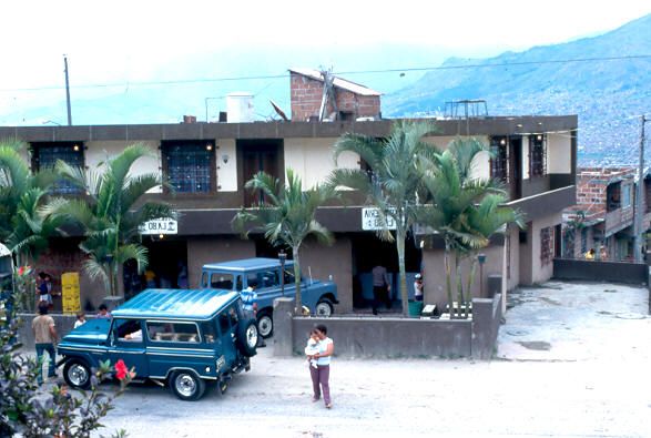 Fachada de vivienda de dos pisos, barrio Doce de Octubre
Tomas Nieto 1982
Palabras clave: DOCE DE OCTUBRE