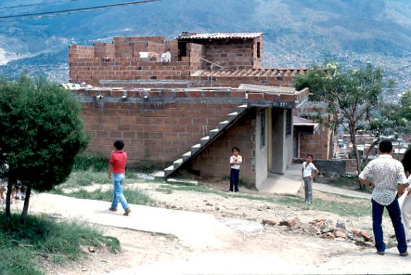 Escalinatas de acceso externas, barrio Doce de Octubre
CEHAP 1982

Palabras clave: DOCE DE OCTUBRE