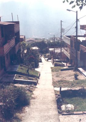 Andenes peatonales al interior del barrio y acceso a las viviendas, barrio Doce de Octubre         
CEHAP 1988
Palabras clave: ESPACIO PUBLICO