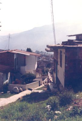 Andenes peatonales al interior del barrio y acceso a las viviendas, barrio Doce de Octubre         
CEHAP 1988
Palabras clave: DOCE DE OCTUBRE