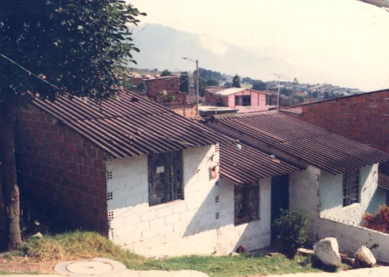 Fachada de viviendas en el barrio Doce de Octubre
CEHAP 1988
Palabras clave: DOCE DE OCTUBRE FACHADAS VIVIENDA POPULAR