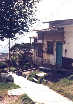 fachada de vivienda en tierra con modificaciones constructivas, barrio Doce de Octubre
CEHAP 1988
Palabras clave: DOCE DE OCTUBRE