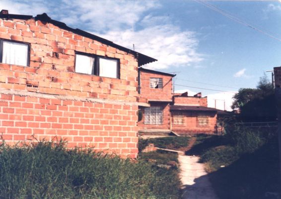 Viviendas de dos niveles en ladrillo, barri Doce de Octubre 
CEHAP 1988
Palabras clave: DOCE DE OCTUBRE