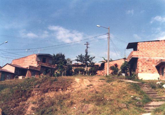 Entorno exterior a las viviendas, sin adecuación como espacio público, barrio Doce de Octubre
CEHAP 1988
Palabras clave: DOCE DE OCTUBRE
