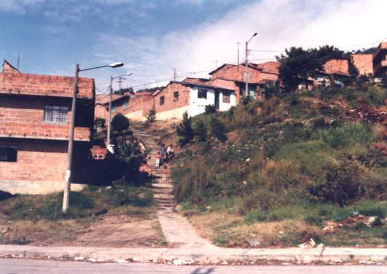 Acceso a las viviendas, zonas verdes no tratadas. Barrio Doce de Octubre
CEHAP 1988
Palabras clave: DOCE DE OCTUBRE