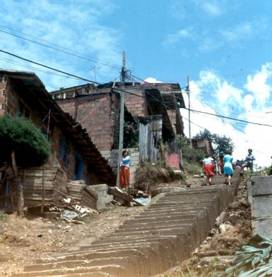 Escalinatas de acceso a las viviendas, barrio El Diamante, Medellin
Tomas Nieto 1982
Palabras clave: EL DIAMANTE VIVIENDA POPULAR