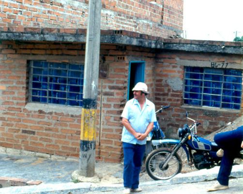 Fachada de vivienda terminada con losa, barrio El Diamante
Tomas Nieto 1982
Palabras clave: EL DIAMANTE VIVIENDA POPULAR
