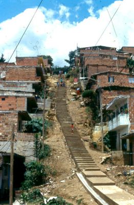 Senderos peatonales de acceso a las viviendas del barrio El Diamante
Tomas Nieto 1982
Palabras clave: EL DIAMANTE CALLES VIVIENDA POPULAR
