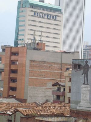 Edificios en el sector de El Hueco centro de Medellin, al fondo Edificio Hollywood
CEHAP 2009
Palabras clave: EDIFICIOS COMERCIO CENTRO MEDELLIN