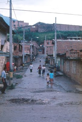 Sector del barrio Moravia con flujo de transeuntes 
Gilberto Arango 1988
Cehap

Palabras clave: MORAVIA VIAS