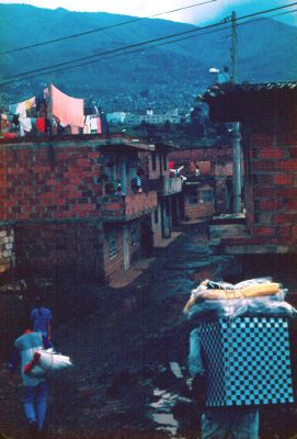 Vendedores ambulantes en un sector del barrio Moravia
Gilberto Arango 1988
Cehap

Palabras clave: MORAVIA VENDEDORES AMBULANTES