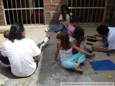 Ninos Pintando al lado de su asesor, barrio Niquitao, Medellin
CEHAP
2006
Palabras clave: TALLER FRATERNIDAD NIQUITAO