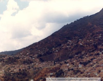 Urbanizacion en las laderas de Medellin en 1980
PEVAL, APROX 1982
Palabras clave: INVASIONES BARRIOS POPULARES MEDELLIN
