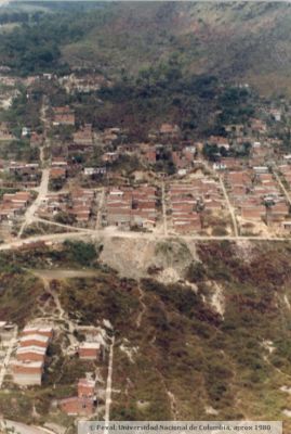 Proceso de urbanizacion del Barrio Doce de Octubre 1980
PEVAL, APROX 1982
Palabras clave: BARRIOS POPULARES MEDELLIN DOCE DE OCTUBRE