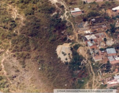 Proceso de construcción de viviendas de invasión en la zona noroccidental de Medellin de 1980
PEVAL, APROX 1982
Palabras clave: INVASIONES BARRIOS POPULARES MEDELLIN