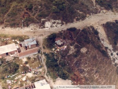 Construcciones sin licencia en Medellin de 1980
PEVAL, APROX 1982
Palabras clave: INVASIONES BARRIOS POPULARES MEDELLIN
