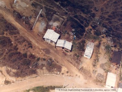 Viviendas de invasion en las laderas de la zona noroccidental de Medellin
PEVAL, APROX 1982
Palabras clave: INVASIONES BARRIOS POPULARES MEDELLIN