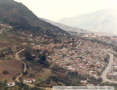 Procesos de construccion en el Barrio Doce de Octubre parte alta de Medellin en 1980
PEVAL, APROX 1982
Palabras clave: INVASIONES BARRIOS POPULARES MEDELLIN