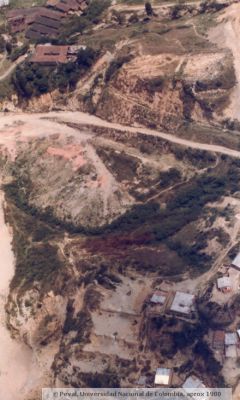 Invasiones en las laderas de Medellin, Barrio Aures 
PEVAL, APROX 1982
Palabras clave: INVASIONES BARRIOS POPULARES MEDELLIN