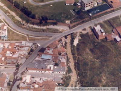 Vias y viviendas de las laderas de Medellin 
PEVAL, APROX 1982
Palabras clave: INVASIONES BARRIOS POPULARES MEDELLIN
