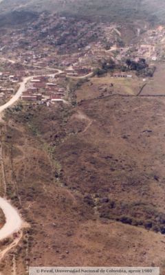Laderas de Medellin y sus nuevos habitantes
PEVAL, APROX 1982
Palabras clave: INVASIONES BARRIOS POPULARES MEDELLIN