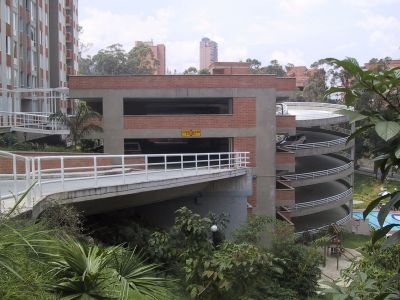 Via de acceso parqueaderos Urbanizacion california del poblado Medellin
LUIS FERNANDO GONZALEZ, 2004
Palabras clave: CALIFORNIA POBLADO URBANIZACION EDIFICIOS