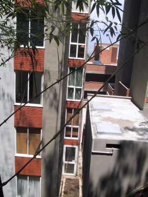 Espacio entre bloques urbanizacion California del Poblado Medellin
LUIS FERNANDO GONZALEZ, 2004
Palabras clave: CALIFORNIA POBLADO URBANIZACION