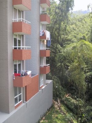 Secado de ropa en balcones en la urbanizacion California del Poblado Medellin
LUIS FERNANDO GONZALEZ, 2004
Palabras clave: CALIFORNIA POBLADO URBANIZACION EDIFICIOS APARTAMENTOS