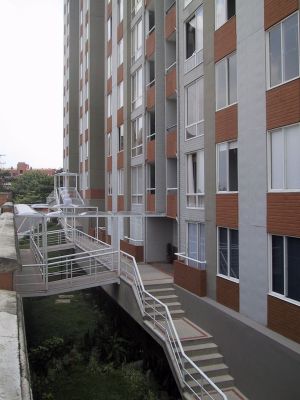 Fachada lateral urbanizacion California del Poblado Medellin
LUIS FERNANDO GONZALEZ, 2004
Palabras clave: CALIFORNIA POBLADO URBANIZACION EDIFICIOS APARTAMENTOS