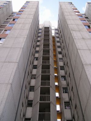 Vista torre desde abajo, ciudadela de Sevilla
LUIS FERNANDO GONZALEZ, 2004
Palabras clave: CIUDADELA SEVILLA VIVIENDA MASIVA EDIFICIOS
