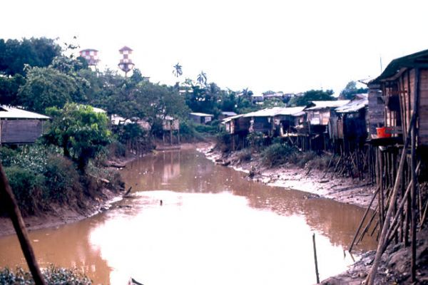 Obstruccion del flujo de agua por la construccion de vivienda sobre los taludes de la quebrada La Yesca
CEHAP 1989
Palabras clave: QUIBDO VIVIENDA PALAFITICA