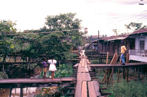 Puentes como medios de circulacion entre las viviendas en Quibdo Choco
CEHAP 1989
Palabras clave: QUIBDO VIVIENDA PALAFITICA LA YESCA