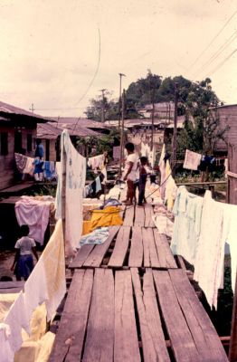 Utilizacion del espacio publico para actividades domesticas (tendedero de ropa) en Quibdo Choco
CEHAP 1989
Palabras clave: QUIBDO LA YESCA PALAFITOS