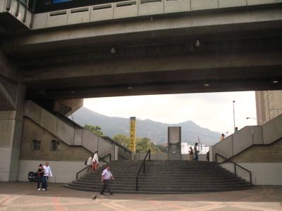 Entrada estacion Prado del metro al fondo se puede observar el anuncio de del Bazar de los Puentes
SENIA SALAZAR MALDONADO 2007
Palabras clave: METRO ESTACIONES