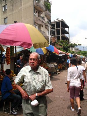 Transeuntes recorriendo pequeno mercado informal en la calle Tejelo del Centro de Medellin
Senia Salazar, 2008
Palabras clave: ECONOMIA INFORMAL TEJELO