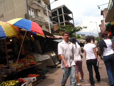 Transeuntes recorriendo pequeno mercado informal en la calle Tejelo del Centro de Medellin
Senia Salazar, 2008
Palabras clave: ECONOMIA INFORMAL TEJELO