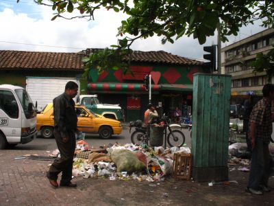Mala disposicion de desechos en la Plazoleta Rojas Pinilla del centro de Medellin
Senia Salazar, 2008
Palabras clave: BASURAS MEDELLIN