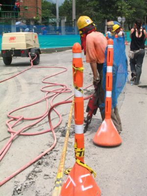 Hombres trabajando en la adecuacion de la avenida ferrocarril a la altura de la minorista para la construccion del metroplus
SENIA SALAZAR MALDONADO 2008
Palabras clave: ADECUACION VIAS METROPLUS