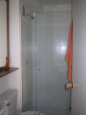 Interior bano de vivienda masiva donde se aprecia el espacio reducido 
LUIS FERNANDO GONZALEZ, 2004
Palabras clave: HABITABILIDAD VIVIENDA