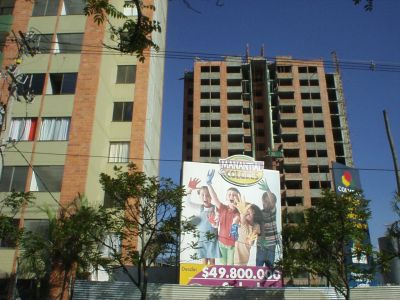 Exterior con valla publicitaria Manantial de colores
LUIS FERNANDO GONZALEZ, 2004
Palabras clave: EXTERIOR URBANIZACION MANANTIAL DE COLORES