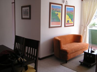 interior apartamento (sala y comedor) en urbanizacion Manantial de colores 
LUIS FERNANDO GONZALEZ, 2004
Palabras clave: VIVIENDAS MASIVAS MANANTIAL DE COLORES HABITABILIDAD