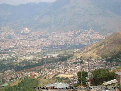 Vista del proceso de urbanizacion de la Comuna 8 de Medellin, hacia la zona occidental
Cehap, 2010
Palabras clave: Comuna 8 Medellin