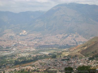Vista del proceso de urbanizacion de la Comuna 8 de Medellin, hacia la zona occidental
Cehap, 2010
Palabras clave: Comuna 8 Medellin