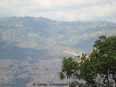 Vista del proceso de urbanizacion de la Comuna 8 de Medellin, hacia la zona occidental
Cehap, 2010
Palabras clave: Comuna 8