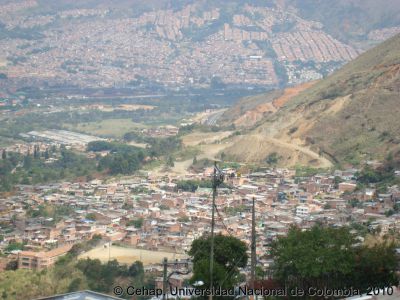Vista del proceso de urbanizacion de la Comuna 8 de Medellin, hacia la zona occidental
Cehap, 2010
Palabras clave: Comuna 8 Medellin