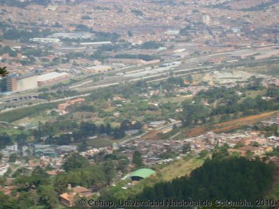 Vista del proceso de urbanizacion de la Comuna 8 de Medellin, hacia la zona occidental
Cehap, 2010
Palabras clave: Comuna 8 Medellin