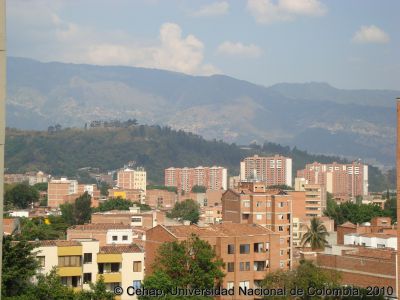 Viviendas y edificios en el Barrio Calasanz de Medellin, al fondo Cerro El Volador
Cehap, 2010
Palabras clave: Barrio Calasanz